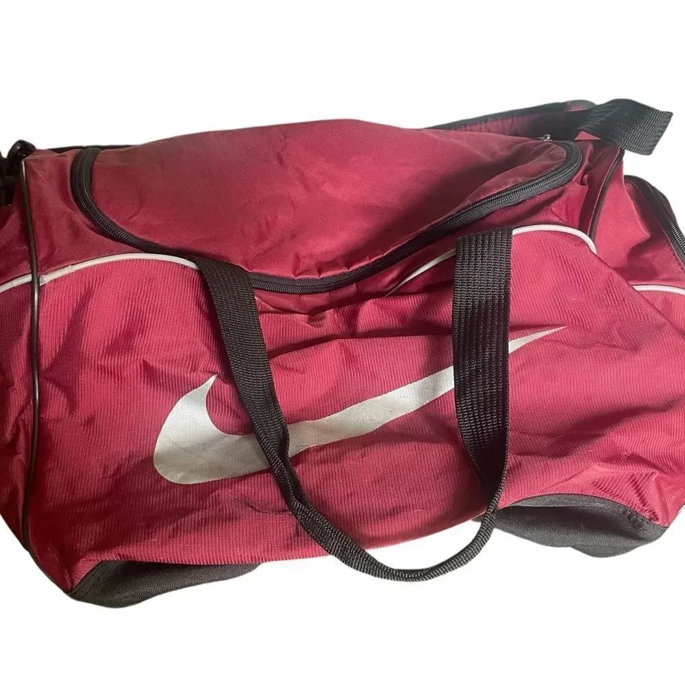 Nike Burgundy Sports Bag larges bottom measures 19 x 12 side pockets
G54